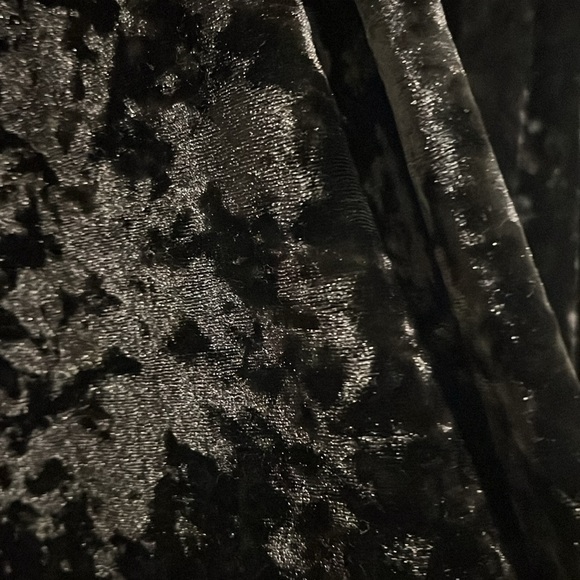 Like new Gorgeous Elegant Black Velvet Robe - Picture 3 of 6